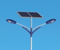自彎臂太陽能路燈廠家價(jià)格表是由什么決定的？