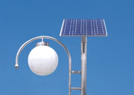 如何通過控制太陽能庭院燈的間距確保正常照明？